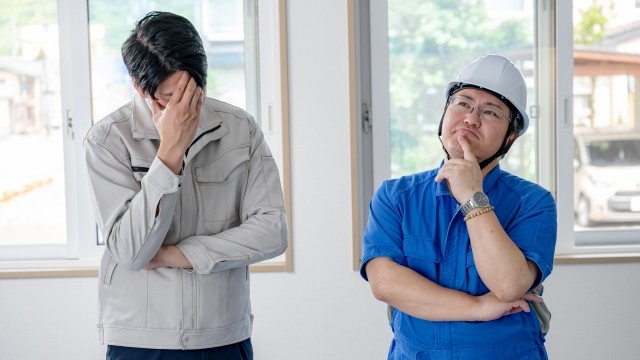 工場で頭を悩ませている作業員
