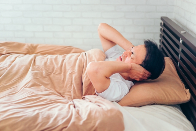 工場の騒音の影響で耳鳴りがひどく眠れない男性
