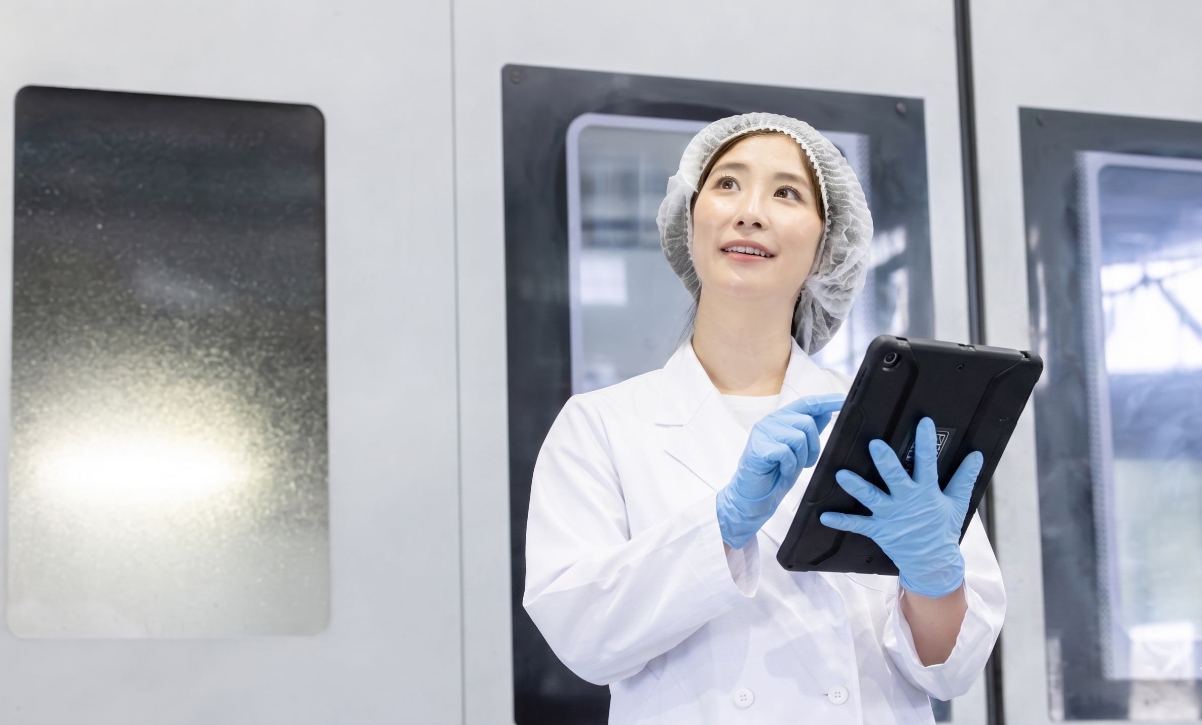工場のWifiでスムーズにタブレット操作する作業員
